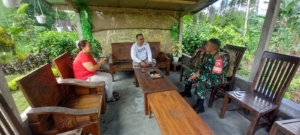 Babinsa Desa Penglumbaran Jalin Komsos dengan Aparatur Desa untuk Tingkatkan Sinergitas