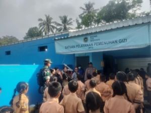 Sebagai Wujud Pendampingan, Babinsa Cempaga Dampingi Uji Coba Demo Masak 150 Paket MBG di SPPG Mitra Alota Agung Bali