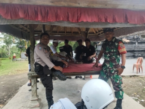 Babinsa Taro Bersama Bhabinkamtibmas Amankan Upacara Penyineban di Pura Dalem Banjar Tatag