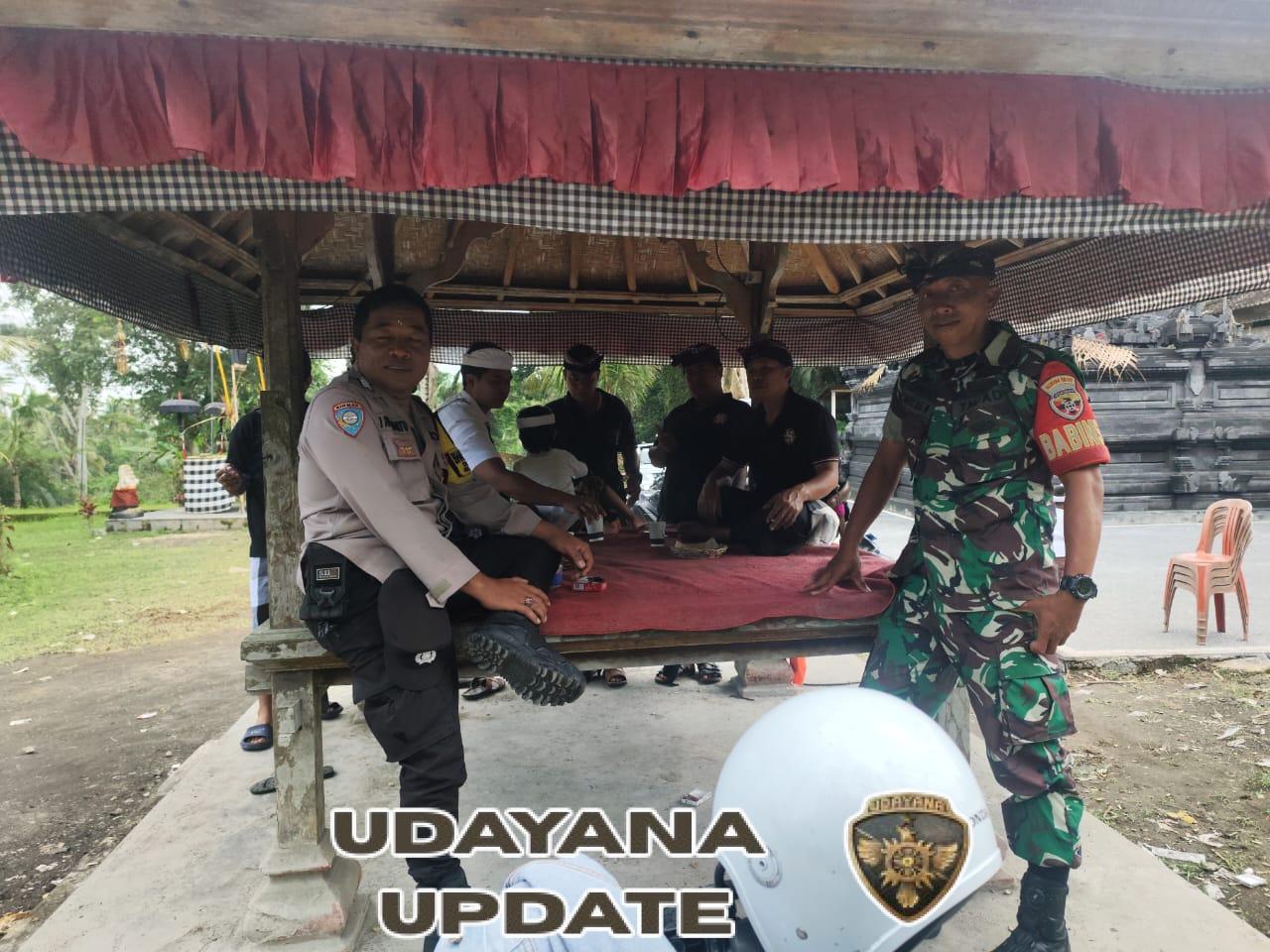 Babinsa Taro Bersama Bhabinkamtibmas Amankan Upacara Penyineban di Pura Dalem Banjar Tatag