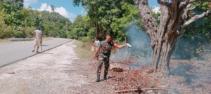 Babinsa Bersama Dengan Masyarakat Gotong Royong Bersihkan Sampah