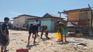 Jaga Lingkungan Pantai Tetap Bersih Babinsa Bersama Warga  Gotong Royong Bersihkan Sampah