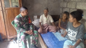 Wujud Kepedulian, Babinsa Koramil 01/Ba’a  Besuk Warga Yang Sakit