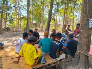 Babinsa Pantar Tengah Dekatkan Diri dengan Warga Lewat Komsos