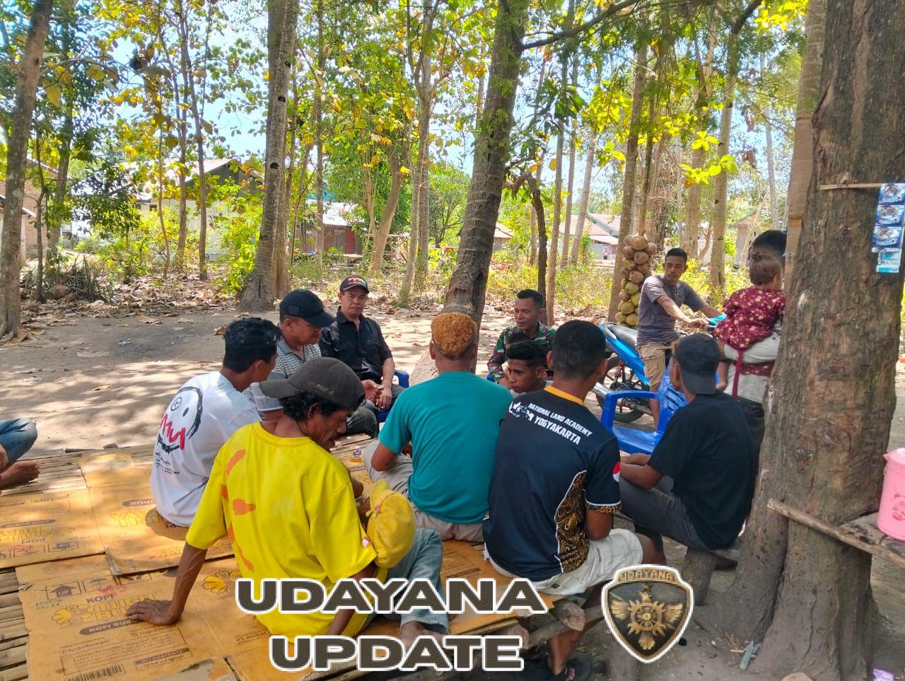 Babinsa Pantar Tengah Dekatkan Diri dengan Warga Lewat Komsos