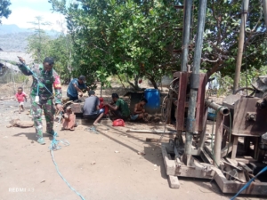 Gotong Royong Warga Mausamang Wujudkan Pengeboran Air Bersih Bersama Babinsa