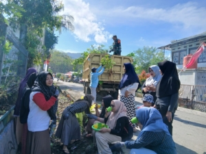 Babinsa Sekongkang Bawah Bersama Warga Gotong Royong Siapkan MTQ Kabupaten 2025