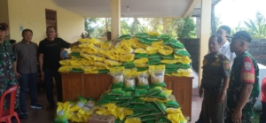 Telekonferensi dan Penyaluran Beras SPHP, Babinsa Hadir Dukung Ketahanan Pangan Desa