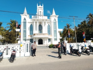 Babinsa Koramil 1627-03/Batutua Bersama Polsek Rote Barat Amankan Ibadah Minggu