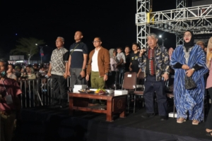 Bupati Sumbawa Barat dan Dandim 1628 Ajak Masyarakat Nyanyikan Indonesia Raya Sebelum Konser Samsons.
