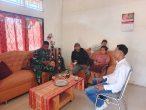 Hari Minggu Bukan Halangan, Babinsa Koramil Maurole Sambangi Warga Desa Nida