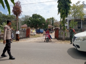 Babinsa Koramil Maurole Bersama Babinkamtibmas Polsek Jaga Keamanan Ibadah di Gereja Paroki