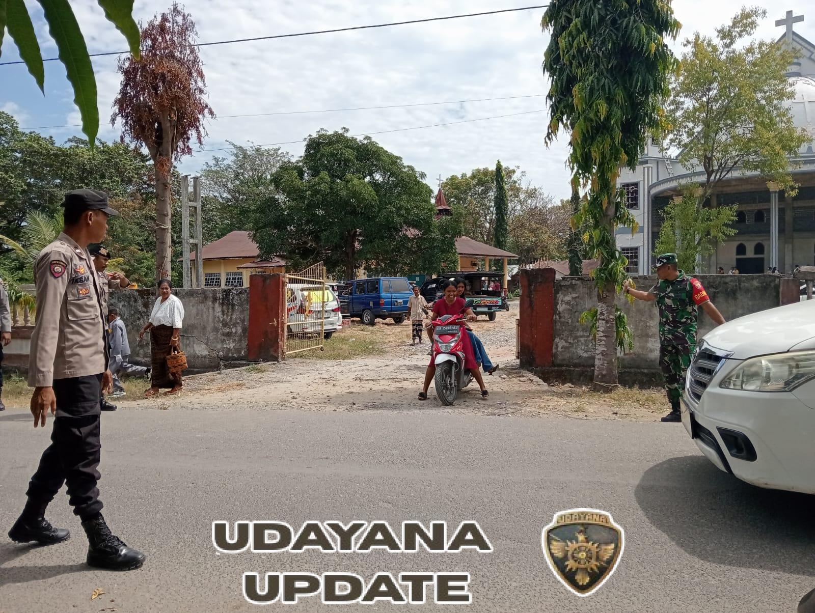 Babinsa Koramil Maurole Bersama Babinkamtibmas Polsek Jaga Keamanan Ibadah di Gereja Paroki