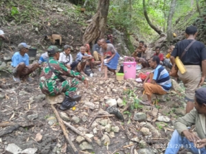 Babinsa Koramil 02/Abanteng Ciptakan Keakraban dengan Warga Binaan Melalui Komsos