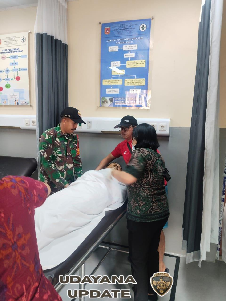 Babinsa Desa Sebudi turut membantu evakuasi korban meninggal dunia saat mendaki puncak Gunung Agung.