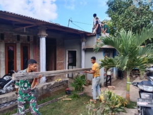 Babinsa Gotong Royong Bersama Masyarakat Desa Horowura