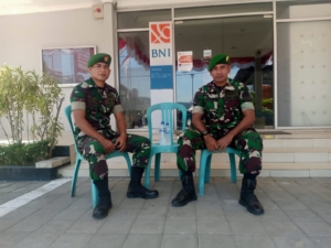 Babinsa Koramil 1628-01/Taliwang Laksanakan Pengamanan di Bank BNI Cabang Taliwang