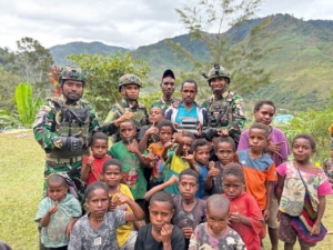 “Minggu Kasih Satgas Yonif 743/PSY di Kampung Talilime: Membawa Terang, Membagi Kasih