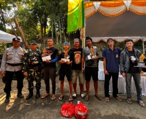 Babinsa Batubulan Kangin Amankan Lomba Mancing Air Deras HUT Desa