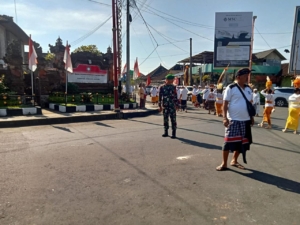 Babinsa Kelurahan Kawan Bersinergi dengan Aparat Amankan Upacara Maligiya Punggel di Puri Agung Bangli