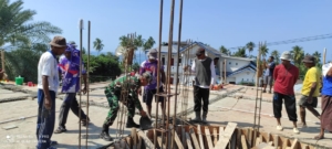 Babinsa Wolowaru Bersama Warga Gotong Royong Bangun Masjid di Desa Maubasa Barat