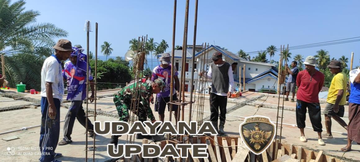 Babinsa Wolowaru Bersama Warga Gotong Royong Bangun Masjid di Desa Maubasa Barat