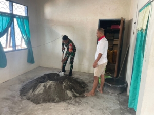 Babinsa Koramil 1602-01/Ende Bantu Pemasangan Keramik Rumah Warga di Dusun Maurongga