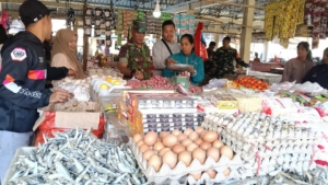 Babinsa Koramil 03/Katikutana Jalin Kedekatan dengan Warga Lewat Komsos di Pasar Baru Anakalang