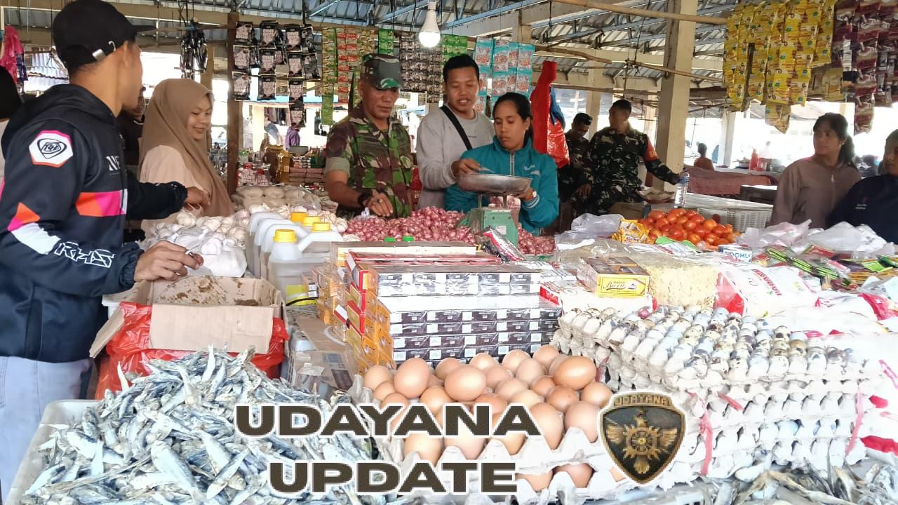 Babinsa Koramil 03/Katikutana Jalin Kedekatan dengan Warga Lewat Komsos di Pasar Baru Anakalang