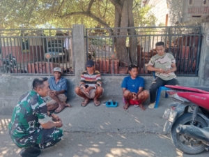 Babinsa Desa Rasabou Gelar Komsos, Ingatkan Warga Jaga Kondusivitas