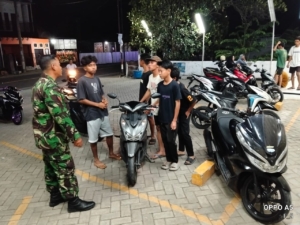 Babinsa Koramil Seteluk Laksanakan Patroli Jaga Kondusifitas Wilayah