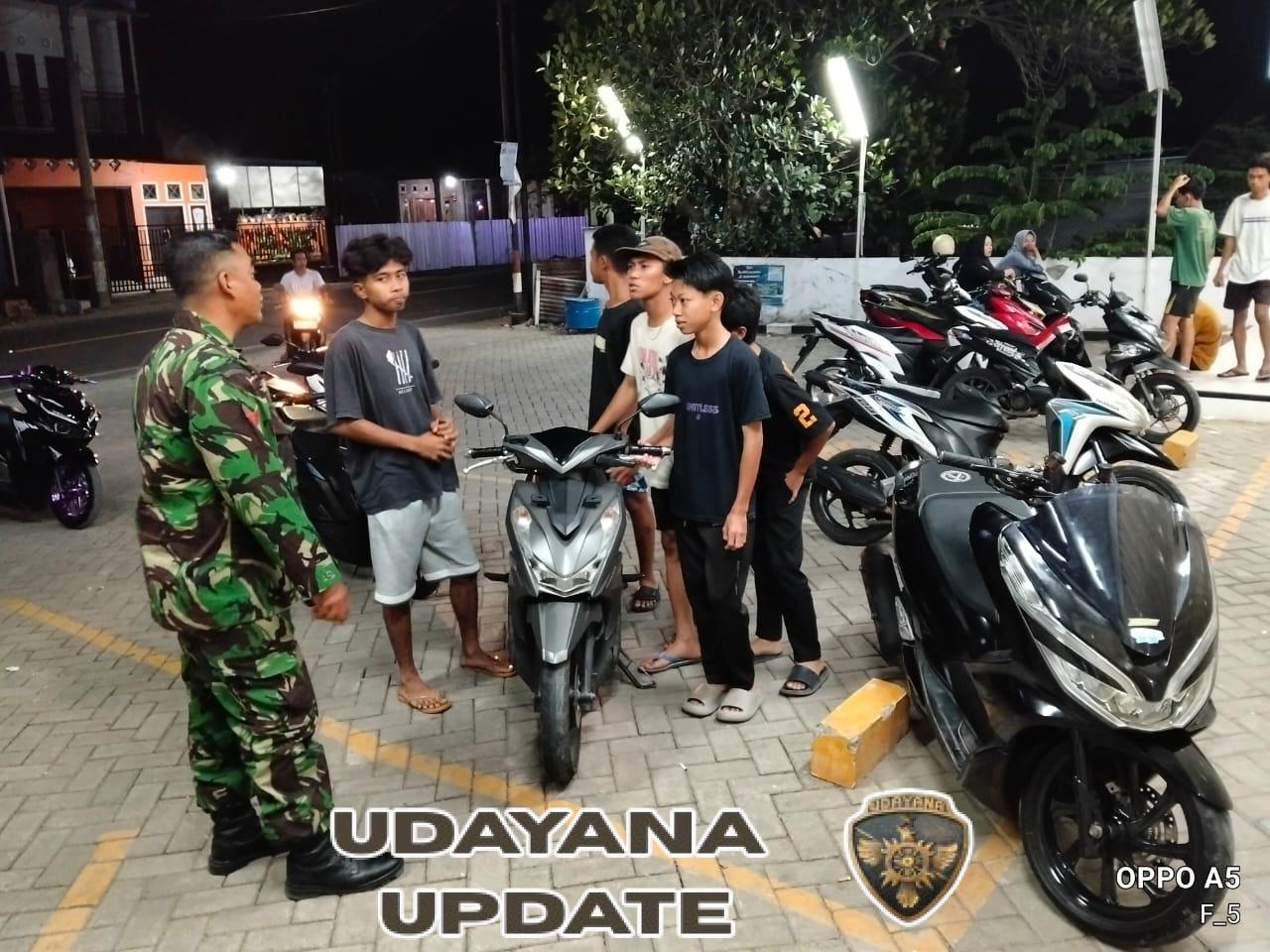 Babinsa Koramil Seteluk Laksanakan Patroli Jaga Kondusifitas Wilayah