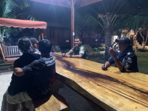 Babinsa Sekongkang Laksanakan Patroli Jaga Kamtibmas di Wilayah Binaan