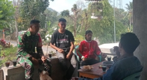 Babinsa Koramil 1618-04/Bisel Gencar Edukasi Warga Soal Hoaks Demi Keamanan Wilayah