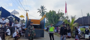 Wujudkan Kemanunggalan TNI-Rakyat, Babinsa Landih Hadir Amankan Upacara Melasti