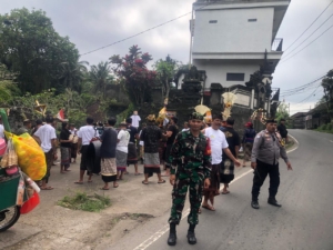 Gotong Royong Aparat dan Pecalang Jaga Ketertiban Upacara Adat di Singakerta