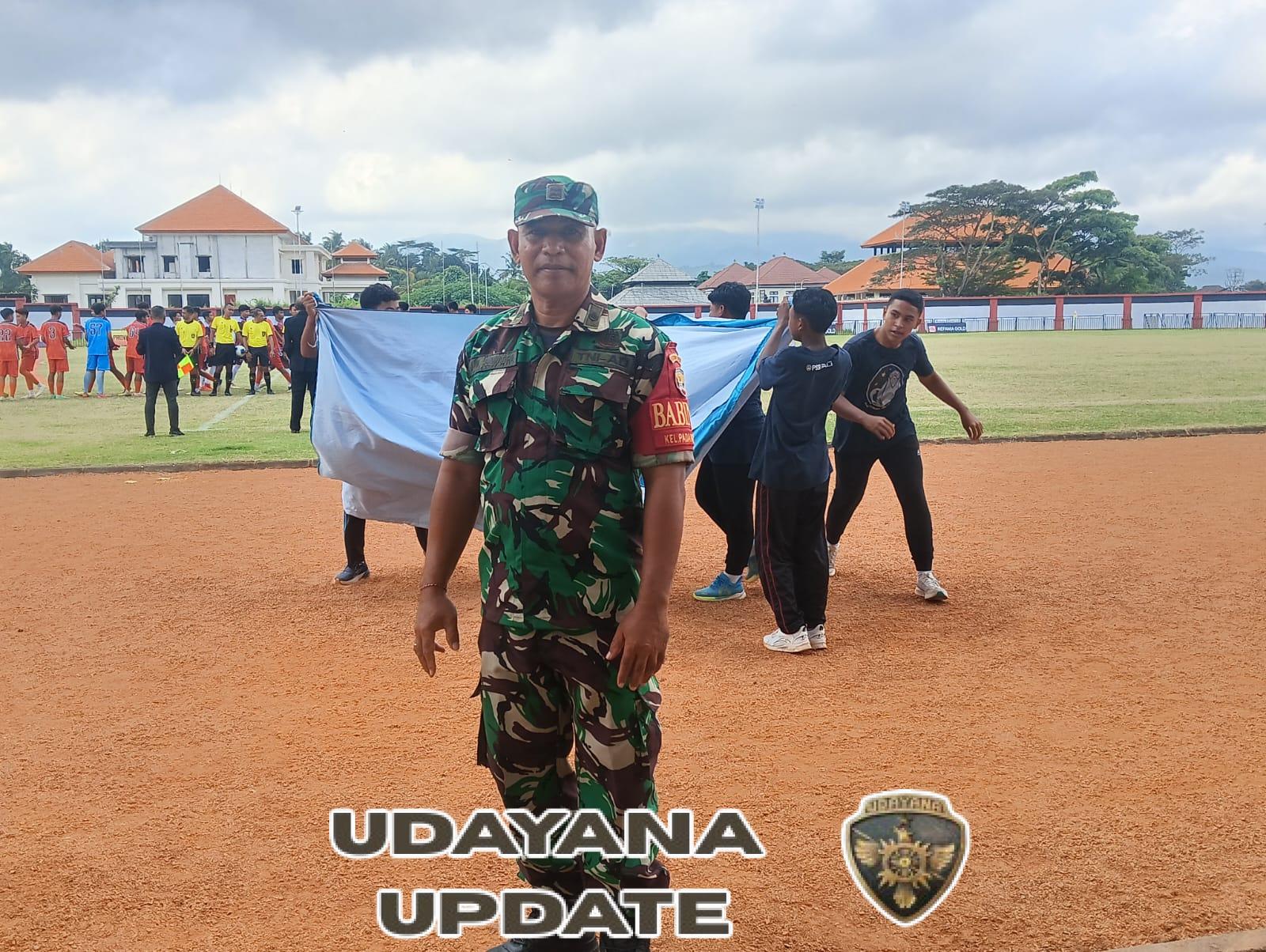 Dukung kemajuan bidang olahraga, Babinsa 1623-01/Karangasem amankan kejuaraan sepak bola piala Soeratin U-17.