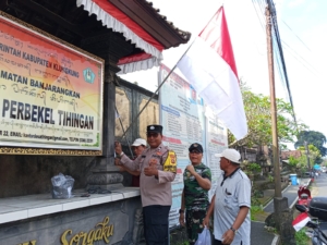 Perkokoh Patriotisme Dan Nasionalisme, Babinsa Dan Staf Desa Tihingan Hias kantor Desa Dengan Merah Putih