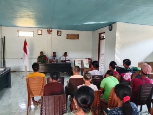 Ciptakan Rasa Aman, Babinsa Awasi Pembagian Beras BPC di Kecamatan Maukaro