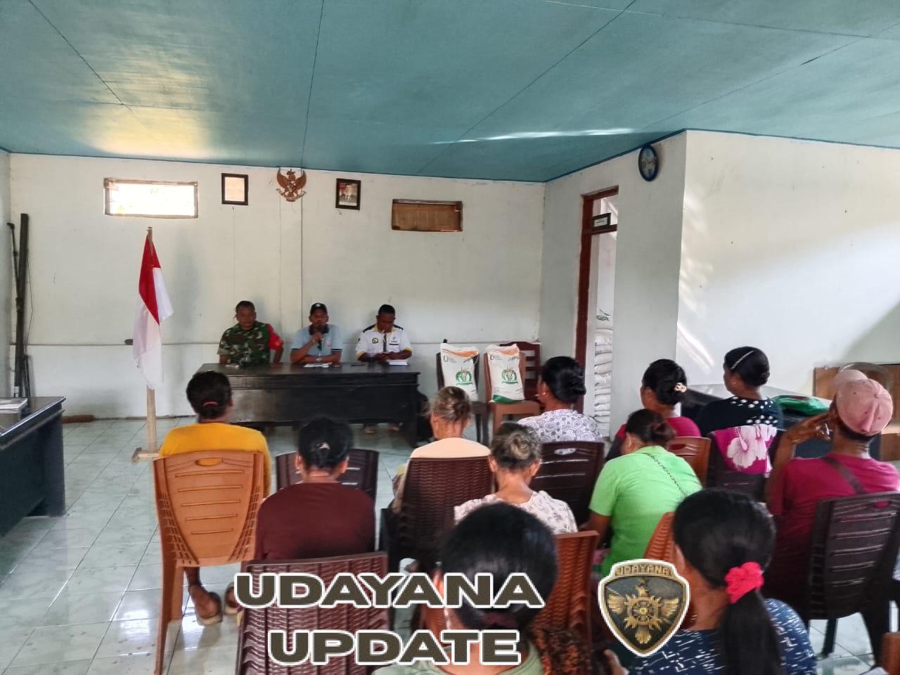 Ciptakan Rasa Aman, Babinsa Awasi Pembagian Beras BPC di Kecamatan Maukaro