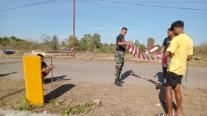 Warga dan Satgas Yonif 741/GN Kompak Hiasi Jalan Desa Tulakadi Menjelang 17 Agustus