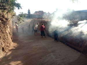 Giat gotong royong bertujuan untuk meningkatkan kesadaran masyarakat tentang pentingnya menjaga kebersihan lingkungan