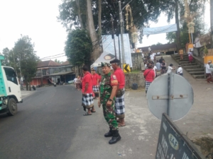 Kehadiran Babinsa Jadi Penopang Kelancaran Rangkaian Upacara Adat di Bedulu