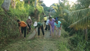 Demi Suksesnya Penyerahan RST, Babinsa dan Ratusan Warga Mayong Bersihkan Akses Jalan dan Lokasi Acara.