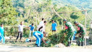 Kerja Bakti Bersama Babinsa dan Siswa SMAN Detusoko Jaga Kebersihan Menjelang HUT RI