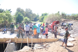 Semangat Manunggal, Satgas TMMD ke-125 Percepat Pengecoran Jembatan Vital Kalabeso