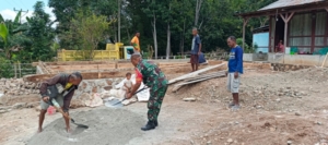 TNI Hadir di Tengah Warga, Sertu Jonisius Bantu Bangun Rumah di Desa Fatuana