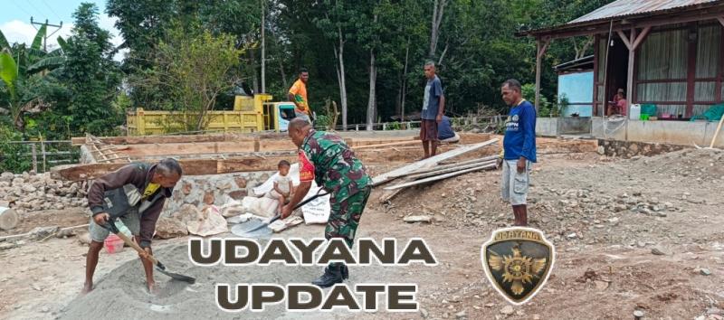 TNI Hadir di Tengah Warga, Sertu Jonisius Bantu Bangun Rumah di Desa Fatuana