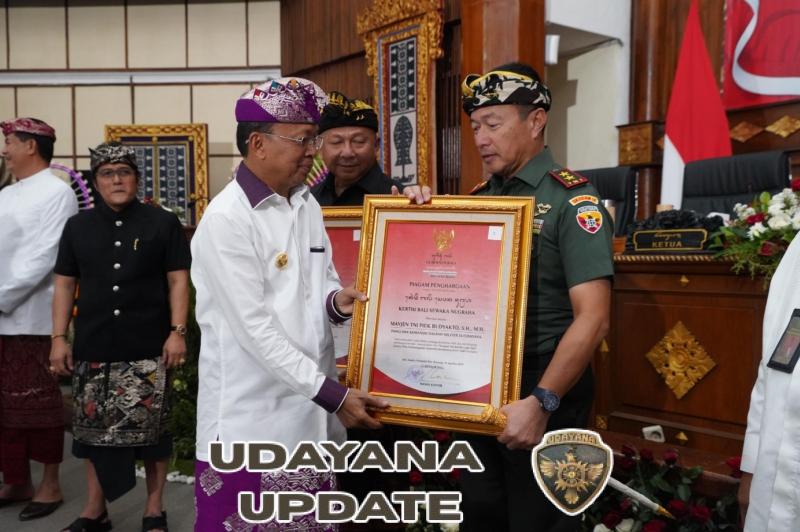 Pemprov Bali Anugerahkan Penghargaan “Kerthi Bali Sewaka Nugraha” kepada Pangdam IX/Udayana
