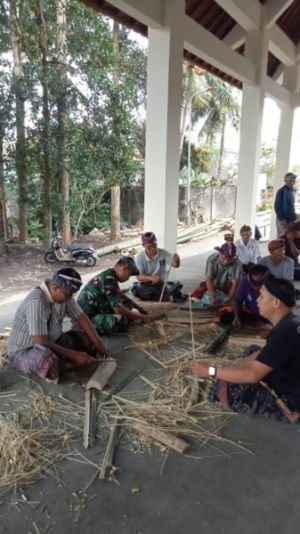 Babinsa Bersama Warga Gotong Royong Siapkan Piodalan Pura Puseh/Desa Keliki